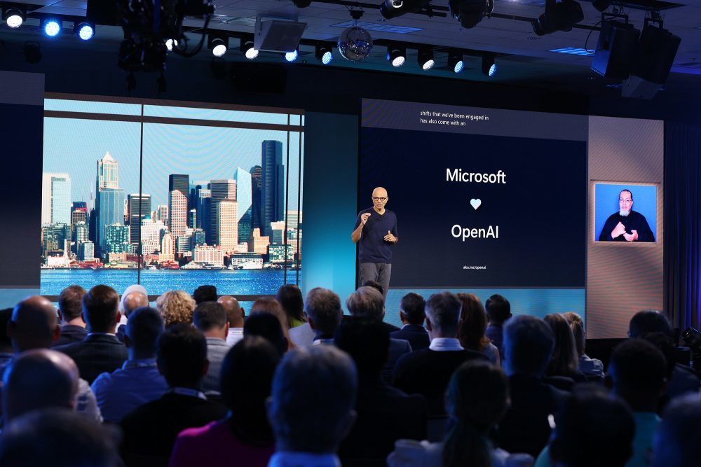 사티아 나델라 마이크로소프트 회장이 마이크로소프트 인스파이어 2023에서 마이크로소프트와 오픈AI의 관계에 대해 설명하고 있다 / 출처=IT동아