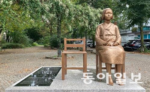 독일 베를린 시내에 일본군 위안부 피해자를 기리기 위한 ‘평화의 소녀상’이 설치돼 있다. 소녀상은 일본 식민지배의 기억이 현재 진행형임을 보여준다. 동아일보DB