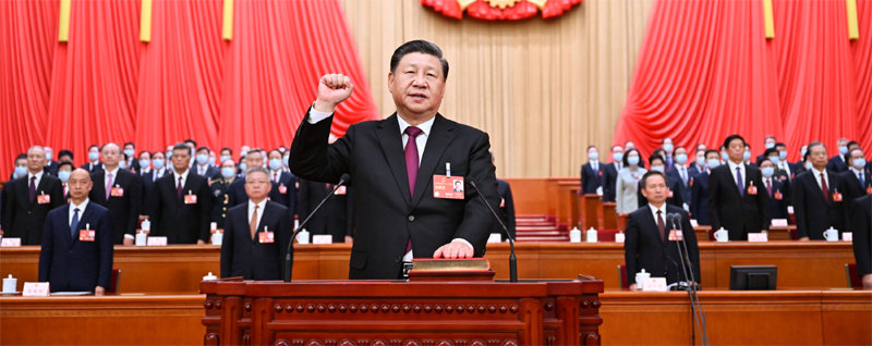 지난해 3월 중국 전국인민대표대회에서 3연임을 확정한 시진핑 국가주석(가운데)이 헌법에 한 손을 두고 선서하고 있다. 베이징=신화 뉴시스