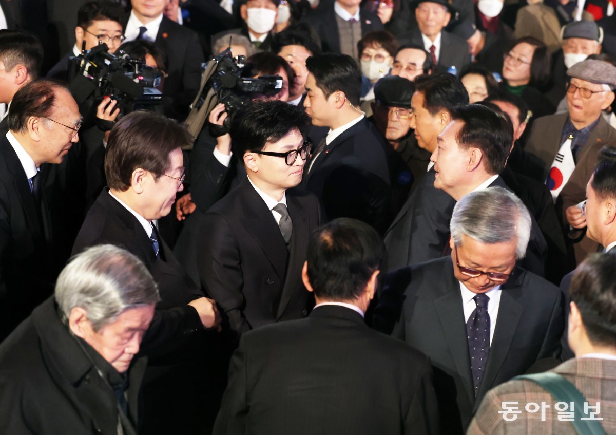 윤석열 대통령이 1일 서울 중구 유관순기념관에서 열린 제105주년 3·1절 기념식을 마친 뒤 더불어민주당 이재명 대표와 인사하고 있다.  최혁중 기자 sajinman@donga.com