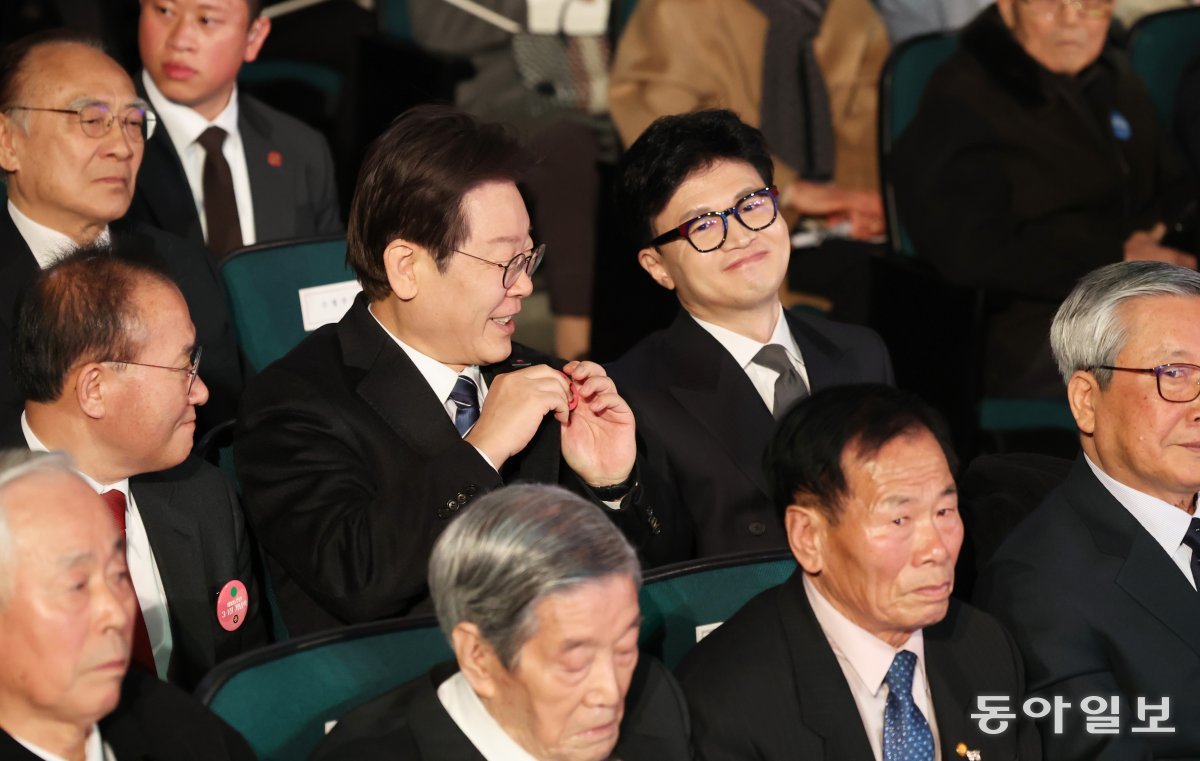 국민의 힘 한동훈 비상대책위원장과 더불어민주당 이재명 대표가 1일 서울 중구 유관순기념관에서 열린 제105주년 3·1절 기념식에서 인사하고 있다. 최혁중 기자 sajinman@donga.com