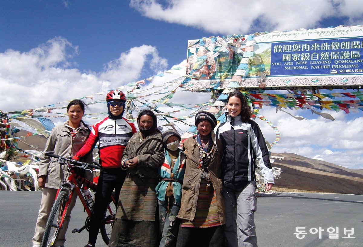 김규만 원장(왼쪽에서 두 번째)이 티베트에서 현지인들과 찍은 사진. 김규만 원장 제공.