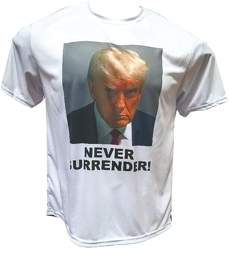 트럼프 전 대통령의 '머그샷'(피의자 식별용 사진) 티셔츠. '네버 서렌더(Never Surrender·절대 굴복하지 않는다)'라는 문구가 있다. 이베이 홈페이지 캡처