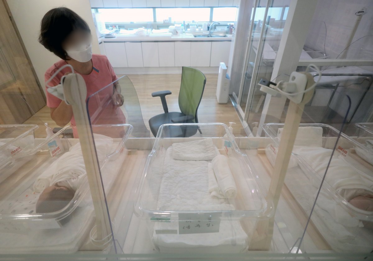 신생아실에서 직원이 신생아들을 살피고 있다. 뉴시스