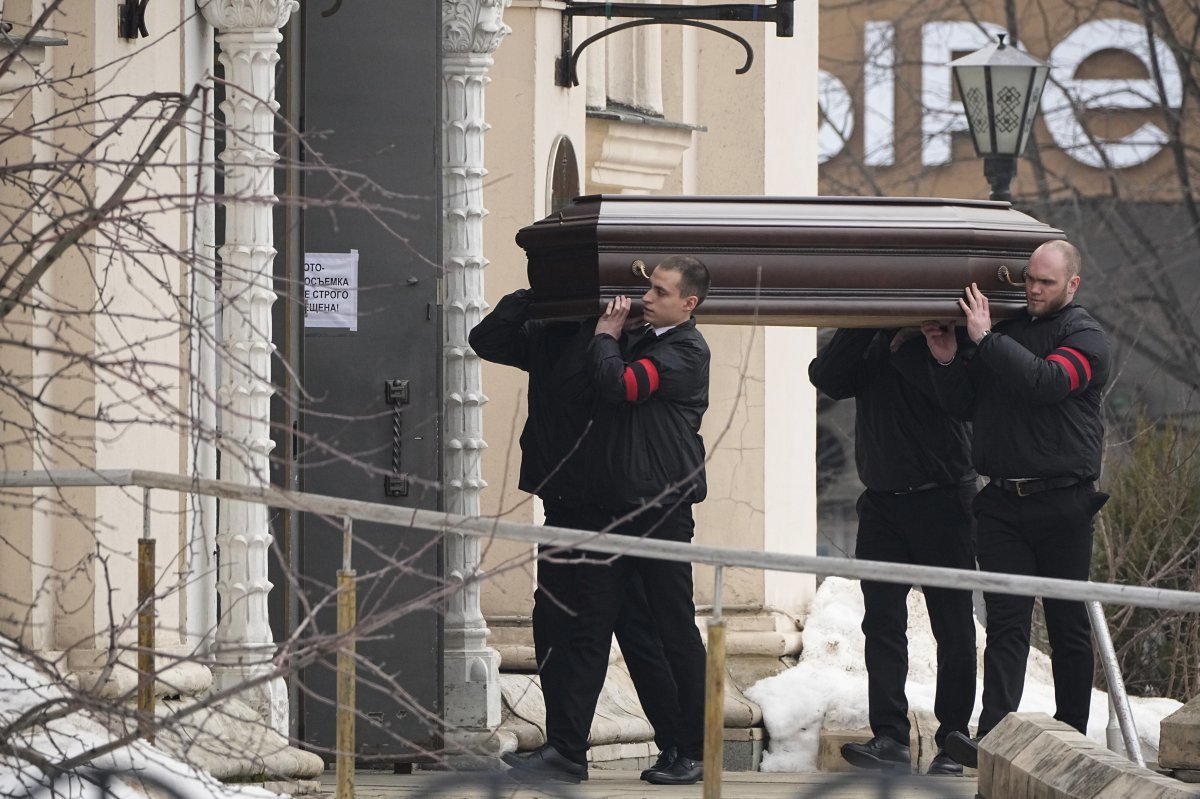 1일(현지 시간) 러시아 모스크바에서 지난달 의문사한 러시아 반체제 운동가 알렉세이 나발니의 관이 장례식이 열린 우톨리 모야 페찰리 교회로 운구되고 있다. 모스크바=AP 뉴시스