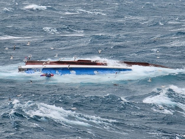 1일 오전 7시24분께 마라도 서쪽 약 20㎞ 해상에서 근해연승어선 A호(33톤·서귀포 선적)가 전복되는 사고가 발생했다. 제주해양경찰청 제공
