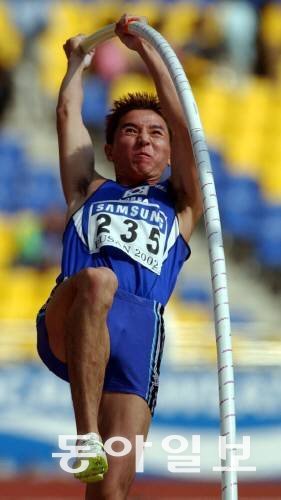 김건우의 인생을 바꿔준 장대높이뛰기. 사진은 2002년 부산 아시안게임 때의 모습. 동아일보 DB