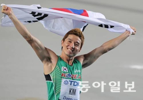 2011년 대구 세계육상선수권대회에서 한국신기록 7860점을 작성한 김건우가 태극기를 펴 들고 트랙을 돌고 있다. 동아일보 DB