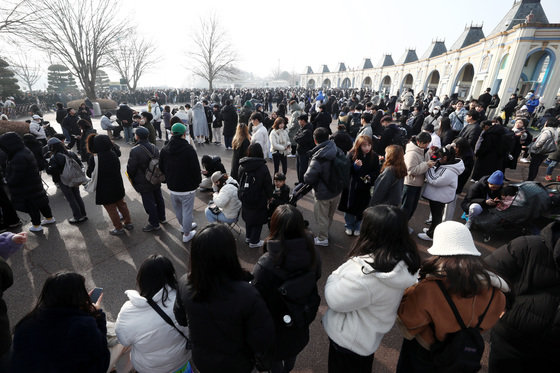 자이언트 판다 ‘푸바오’가 관람객들을 만나는 마지막 날인 3일 오전 경기 용인시 에버랜드에서 관람객들이 오픈런을 위해 줄 서 있다. 2024.3.3 사진공동취재단