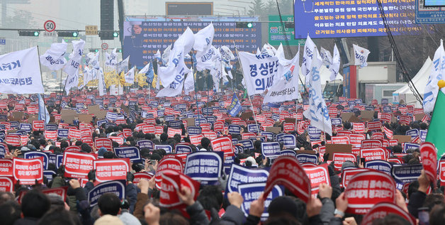 3일 서울 영등포구 여의대로에서 ‘의대정원 증원 및 필수의료 패키지 저지를 위한 전국 의사 총궐기 대회’가 열리고 있다.  2024.3.3 뉴스1