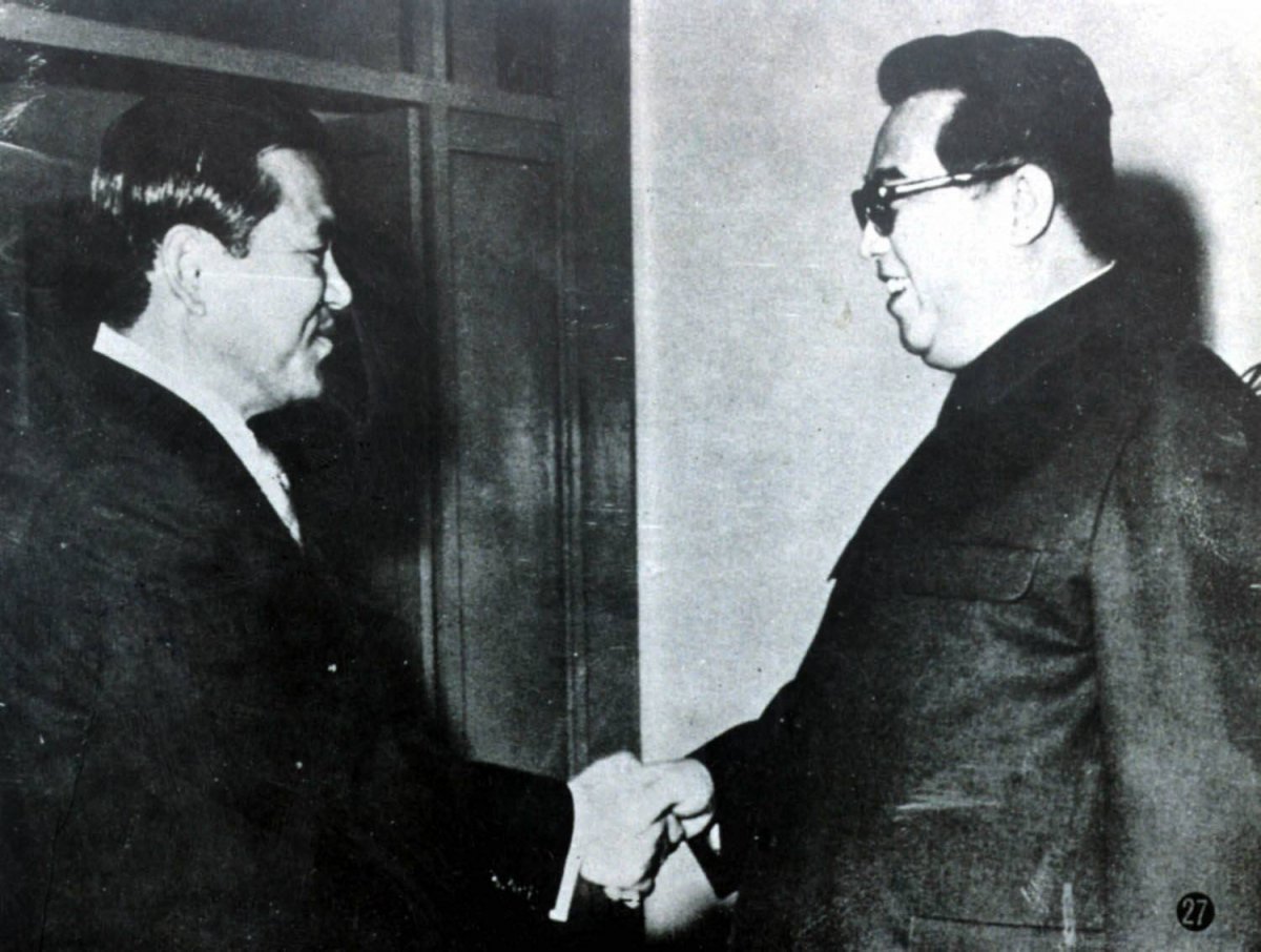 김일성 주석이 1972년 11월 3일 평양을 방문한 이후락 중앙정보부장과 악수하고 있다.    동아일보DB