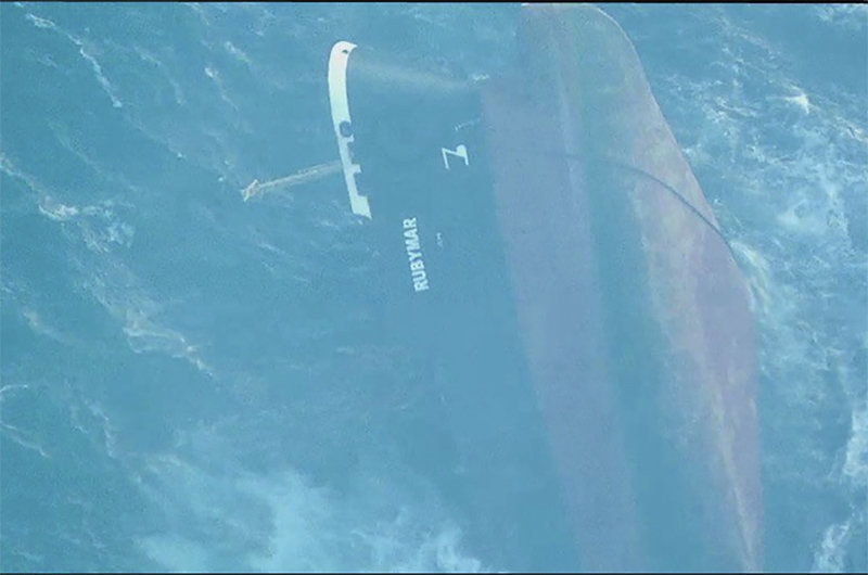 2일 홍해에서 침몰한 영국 화물선 ‘루비마르’호가 완전히 뒤집혀 바다 위에 떠 있다. 미군 중부사령부 제공