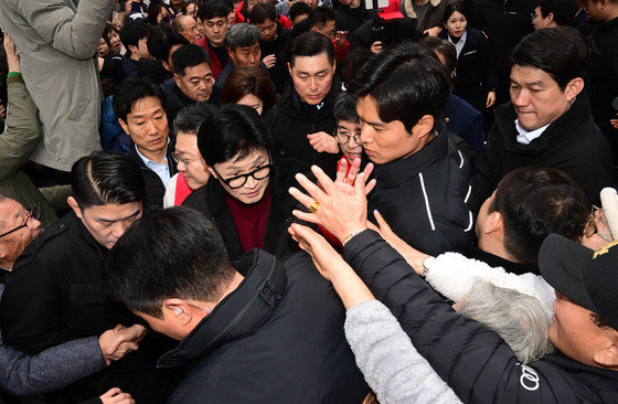 한동훈 국민의힘 비상대책위원장이 26일 강원도 원주 중앙시장을 찾아 시민들과 인사를 나누고 있다. 2024.2.26/사진공동취재단