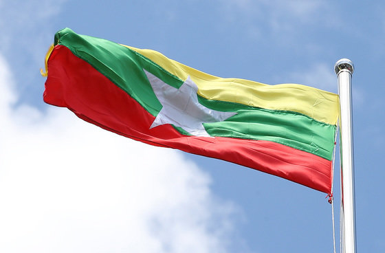 미얀마 국기가 바람에 휘날리고 있다. 2022.6.14. 뉴스1
