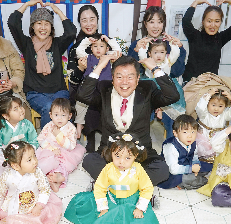 이필형 동대문구청장(가운데)이 구내의 한 어린이집을 방문한 모습. 동대문구 제공