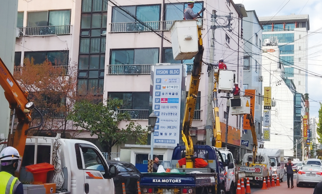 지난해 강북구 미아동에서 공중케이블이 정비되는 모습. 강북구 제공