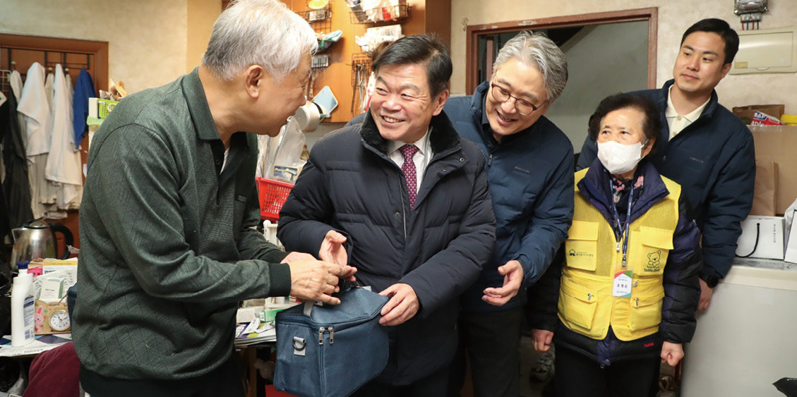 지난달 15일 서울 동대문구 용신동에서 동아일보사 직원들과 이필형 동대문구청장(왼쪽에서 두번째), 노인일자리사업 배달어르신이 한 취약계층 노인에게 동아미디어그룹이 후원한 동행도시락을 전달하고 있다.