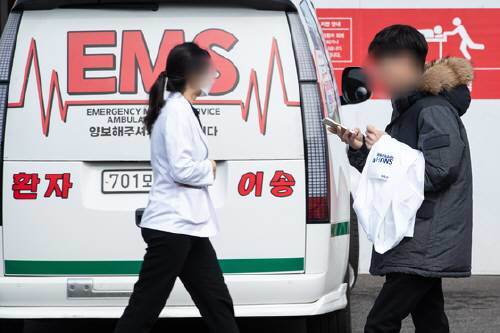 지난 3일 서울 시내 한 대학병원에서 의료진들이 이동하고 있다. 뉴스1