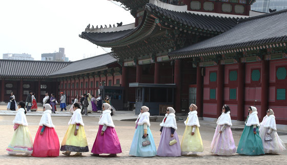 서울 종로구 경복궁을 찾은 관광객들이 기념촬영을 하며 즐거운 시간을 보내고 있다. 2024.3.3/뉴스1