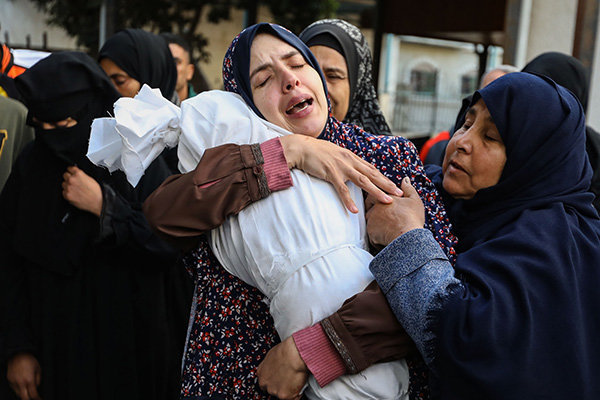 3일(현지시간) 가자지구 라파에서 이스라엘의 공습으로 쌍둥이를 잃은 여성이 오열하고 있다. ⓒ(GettyImages)/코리아