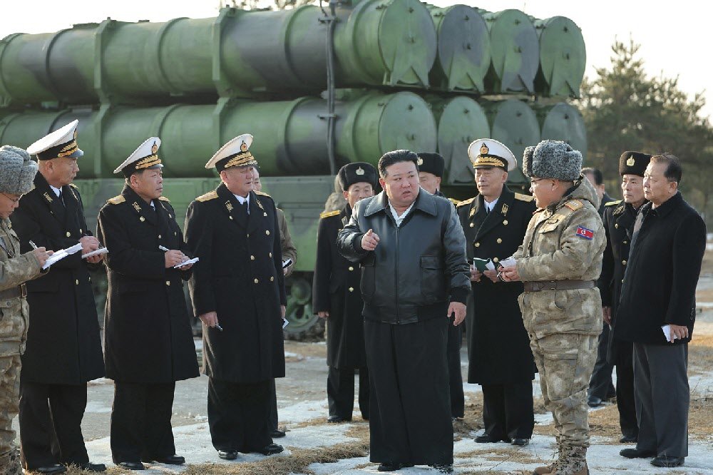 북한 김정은 국무위원장(가운데)이 지난달 14일 신형 지대함미사일(바다수리-6형) 검수사격 현장을 참관하고 있다.  김정은은 이 자리에서 서해 북방한계선(NLL)이 “불법적 유령선”이라며 도발 협박을 했다. 사진 출처 노동신문