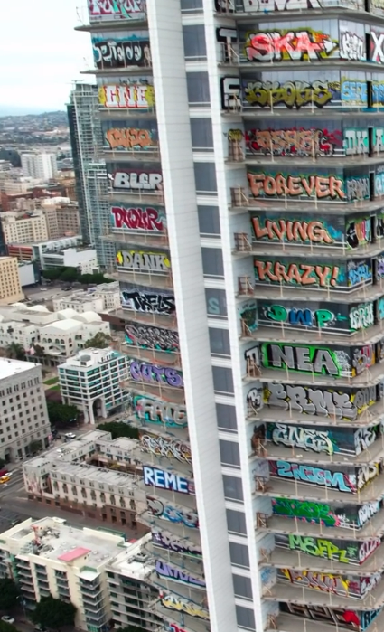 그라피티로 뒤덮인 미국 로스앤젤레스 초고층 건물 오션와이드플라자. 틱톡 영상 캡처