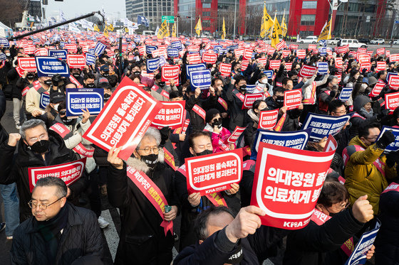 3일 서울 영등포구 여의대로에서 열린 ‘의대정원 증원 및 필수의료 패키지 저지를 위한 전국 의사 총궐기 대회’에서 참석자들이 구호를 외치고 있다. 2024.3.3. 뉴스1