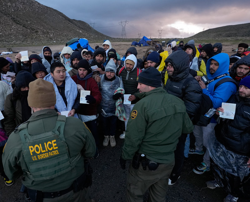 지난달 2일 멕시코 국경지대인 미국 캘리포니아주 제이쿰바로 몰려든 세계 각국의 불법이민자들을 상대로 미 국경순찰대 요원들이 탐문하고 있다. 제이쿰바=AP 뉴시스