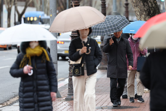 5일 오전 서울 종로구 지하철 4호선 혜화역 일대에서 우산을 쓴 시민들이 가는 빗발 아래 걸음을 재촉하고 있다. 2024.2.5. 뉴스1