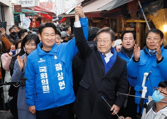 이재명 더불어민주당 대표가 4일 서울 종로구 창신시장에서 노무현 전 대통령 사위인 곽상언 종로구 후보의 손을 들어올리고 있다. (공동취재) 2024.3.4