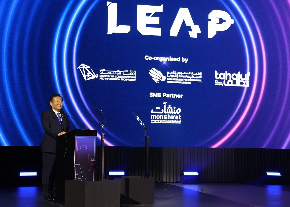 4일 오후(현지 시간) 사우디아라비아 리야드 국제 컨벤션 전시 센터에서 개최된 LEAP 2024에서 이상민 행정안전부 장관이 기조 연설을 하고 있다. 이 장관은 이날 ‘거브테크가 미래의 국가 경쟁력을 좌우한다‘라는 주제로 발표를 진행했다. 행정안전부 제공.