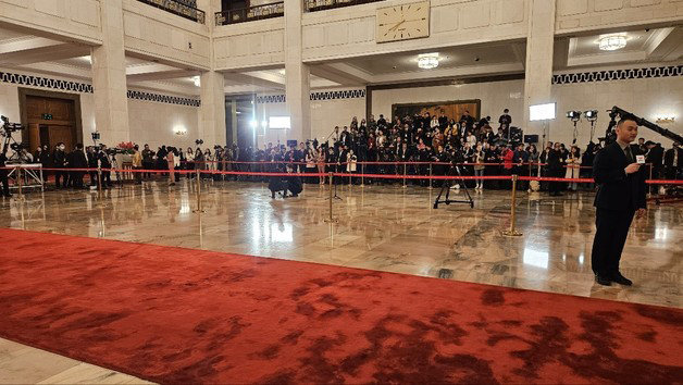 전국인민대표대회가 열리는 인민대회당 1층 로비. '대표통로'에 앞서 많은 취재진이 운집해있다.  ⓒ News1