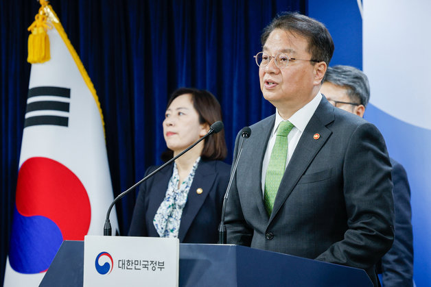 방기선 국무조정실장이 4일 종로구 정부서울청사에서 국민과 함께하는 민생토론회(청년 편) 사전브리핑을 하고 있다. 정부는 국가장학금 및 근로장학금 확대, 한부모가족 양육비 선지급제 도입, 기업 출산장려금 세제지원, 청년주택 11만호 및 기숙사 공급 등의 청년정책 추진계획을 발표했다. 2024.3.5/뉴스1