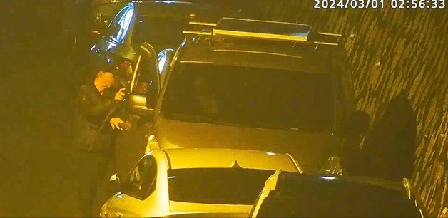 신원미상의 남성이 주차된 차량의 문고리를 열려고 시도하는 당시 CCTV화면.(울산동구청제공)