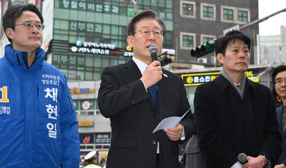 이재명 더불어민주당 대표가 5일 서울 영등포역 앞에서 긴급 현장기자회견을 하고 있다. 2024.3.5/사진공동취재단