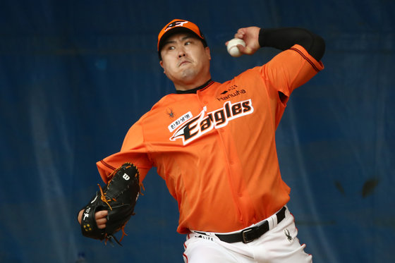 Hanwha Ryu Hyun-jin is doing bullpen pitching at Akama Stadium in Okinawa, Japan, the spring camp of the Samsung Lions, on the morning of the 26th.  2024.2.26/News1 ⓒ News1