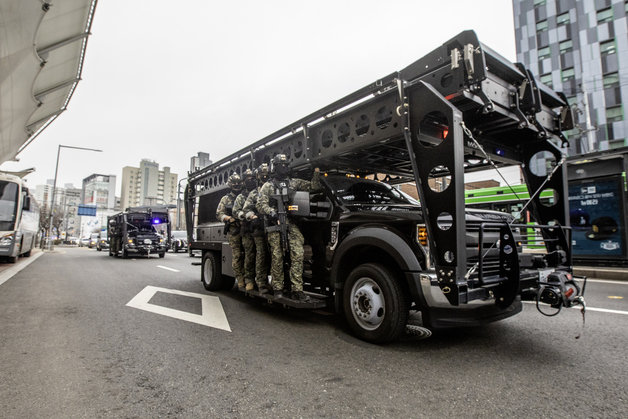 특전사 백호부대 장병들이 작전차량을 이용해 고척스카이돔으로 기동하고 있다.(육군 제공)