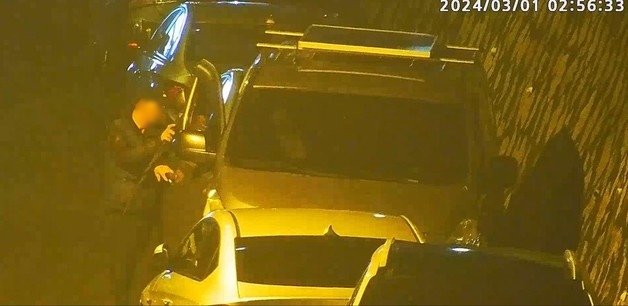 지난 1일 오전 2시 56분경 울산 동구 화정동 한 거리에서 한 남성이 주차된 차량 문을 열려는 모습. 울산 동구청 제공