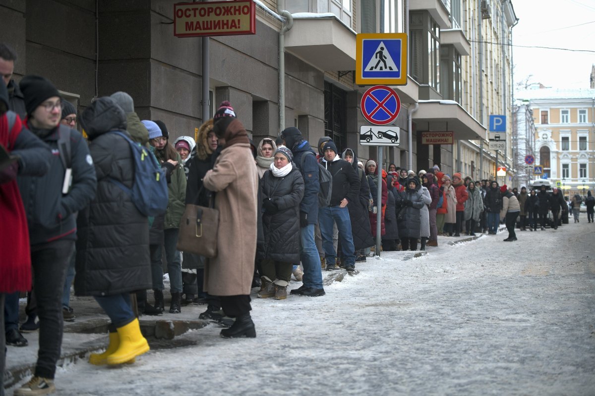 1월 20일(현지 시간) 빙판으로 변한 러시아 모스크바에서 보리스 나데즈딘을 위해 지지 서명을 하러 순서를 기다리는 시민들이 긴 줄을 선 모습. 모스크바=AP 뉴시스