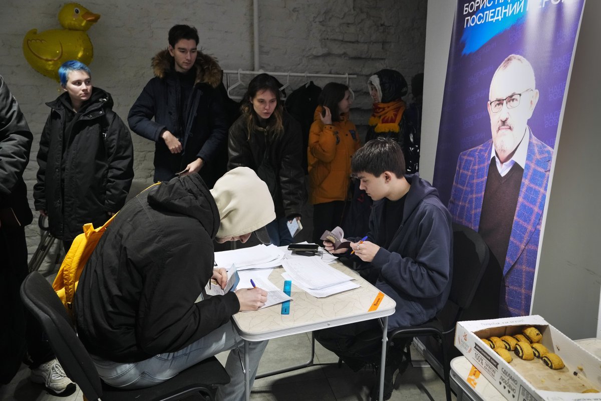 1월 23일 러시아 상트페테르부르크에서 한 시민이 보리스 나데즈딘의 대선 출마 지지 서명을 남기고 있다. 상트페테르부르크=AP 뉴시스