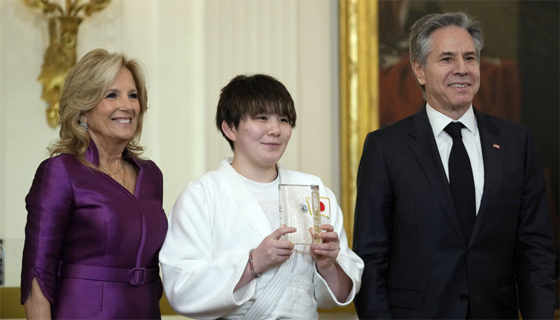 4일(현지 시간) 미국 워싱턴 백악관에서 일본 자위대의 성폭력을 고발해 ‘세계의 용기 있는 여성상’을 수상한 고노이 리나 
씨(가운데)가 질 바이든 여사(왼쪽), 토니 블링컨 국무장관과 함께 포즈를 취하고 있다. 워싱턴=AP 뉴시스