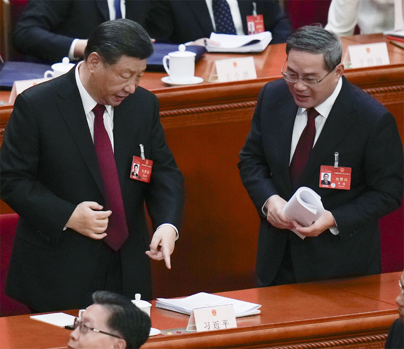 ‘中 서열 1, 2위’ 시진핑과 리창 5일 중국 베이징 인민대회당에서 개막한 전국인민대표대회(전국인대)에서 시진핑 
중국 국가주석(왼쪽)과 서열 2위인 리창 총리가 대화를 나누고 있다. 이날 전국인대에서 리 총리는 중국의 올해 경제성장률 목표치를
 5% 안팎으로 제시했다. 베이징=AP 뉴시스