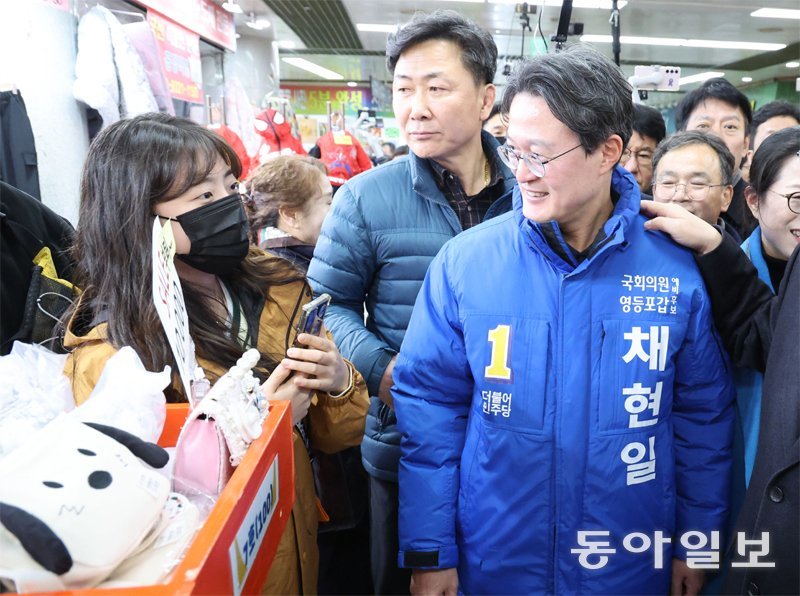 민주당 채현일 후보가 이날 서울 영등포구 뉴타운 지하 쇼핑몰을 방문해 상인들과 인사를 나누고 있다. 박형기 기자 oneshot@donga.com