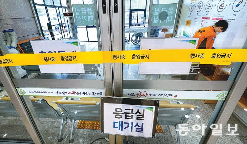 전공의 8983명 병원이탈…  의료공백 장기화 5일 오전 서울의 한 병원 응급실 대기실의 한쪽 출입구가 테이프로 막혀
 있다. 전공의(인턴, 레지던트) 병원 이탈 사태가 장기화되고 의료 공백이 확산되면서 서울대병원 등 일부 대형 병원은 병동 
통폐합까지 검토 중이다. 보건복지부에 따르면 4일 오후 8시 기준으로 주요 수련병원 100곳에서 레지던트 중 90%에 해당하는 
8983명이 병원을 이탈한 것으로 집계됐다. 이한결 기자 always@donga.com