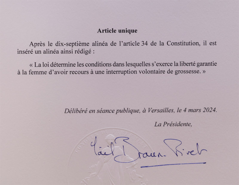 개정안에 찍힌 인장은 의회에서 개정안이 공식 가결됐음을 증명한다. 파리=AP 뉴시스