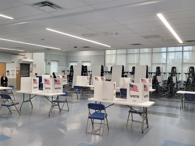 버지니아주 매클레인 쿠퍼중학교에 설치된 투표소.