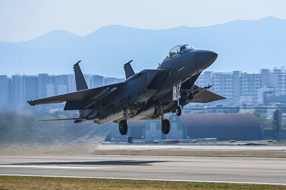 공군 제11전투비행단 F-15K 전투기가 비상출격을 위해 활주로에서 이륙하고 있다. 공군 제공 2023.10.26 뉴스1