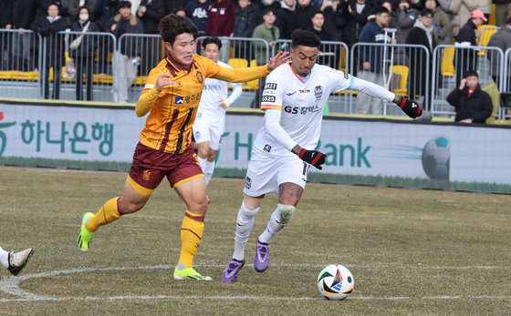 2일 오후 광주축구전용구장에서 열린 하나은행 K리그1 2024 1라운드 광주FC와 FC서울의 후반전 경기에서 서울 린가드가 돌파하고 있다. 2024.3.2/뉴스1 ⓒ News1