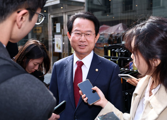 류성걸 국민의힘 의원이 6일 서울 여의도 중앙당사를 나서며 취재진의 질문에 답하고 있다. 2024.3.7/뉴스1