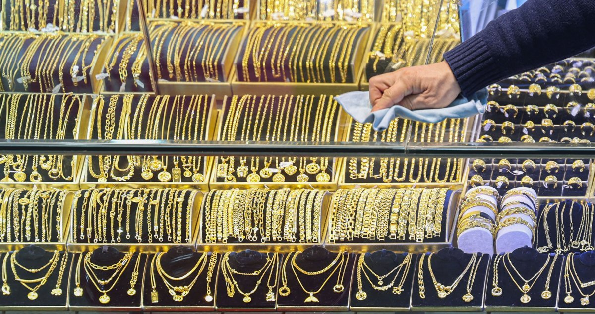 금 투자 지금해도 괜찮을까 6일 서울 시내의 금은방에서 관계자가 금 장신구의 진열대를 청소하고 있다. 미국 
연방준비제도(Fed·연준)의 기준금리 인하에 대한 기대감으로 대표적인 안전자산인 금 수요가 급증하면서 국내외 금 가격이 연일 
최고치를 경신하고 있다. 뉴시스